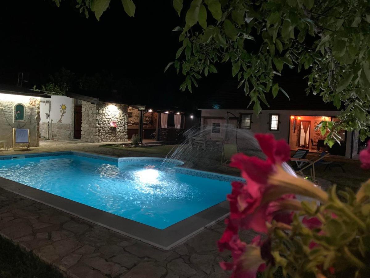 Silent Village Villa With Swimming Pool 莫斯塔尔 外观 照片